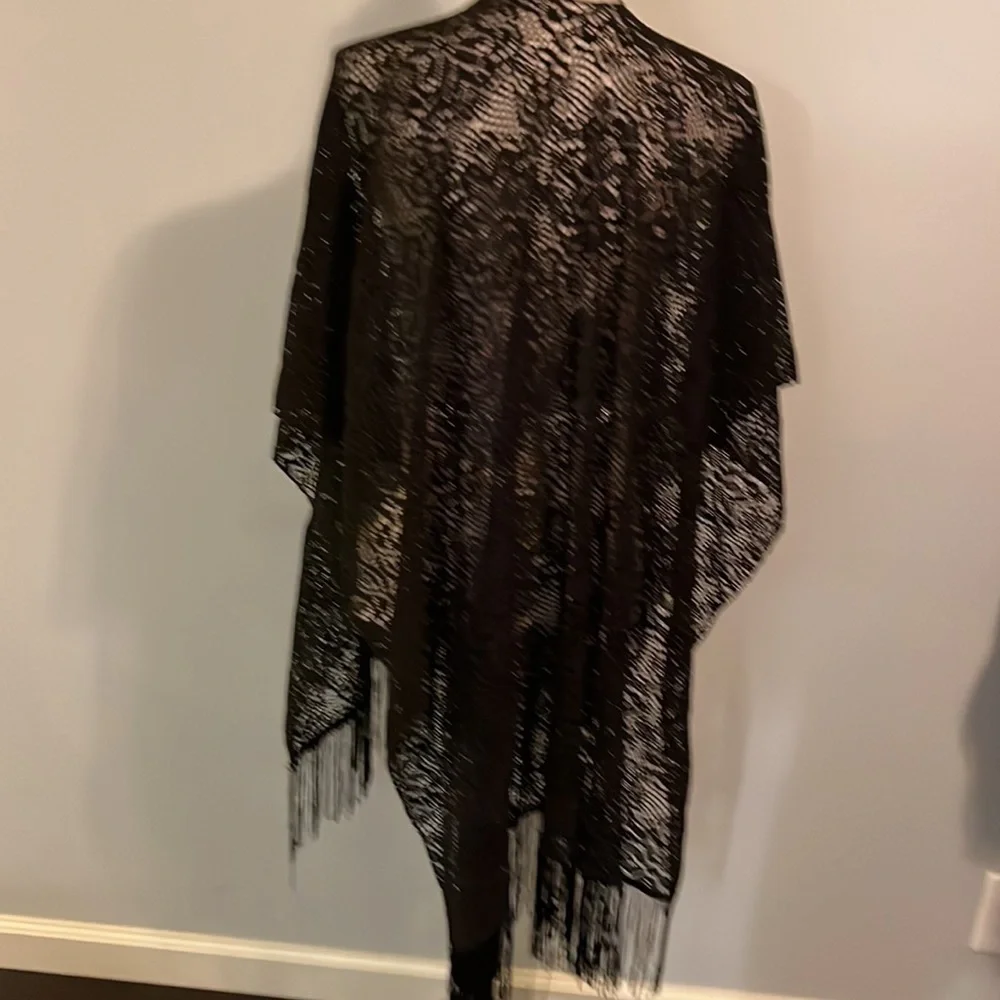 Unknown maker size one size fits all.  Black shawl no arm holes.